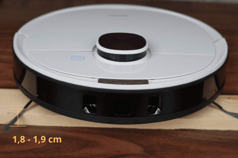 Ecovacs Deebot OZMO T8+ пересекает высокий дверной порог.